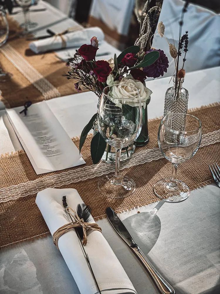 Festlich gedeckter Tisch mit Blumen und Gläsern