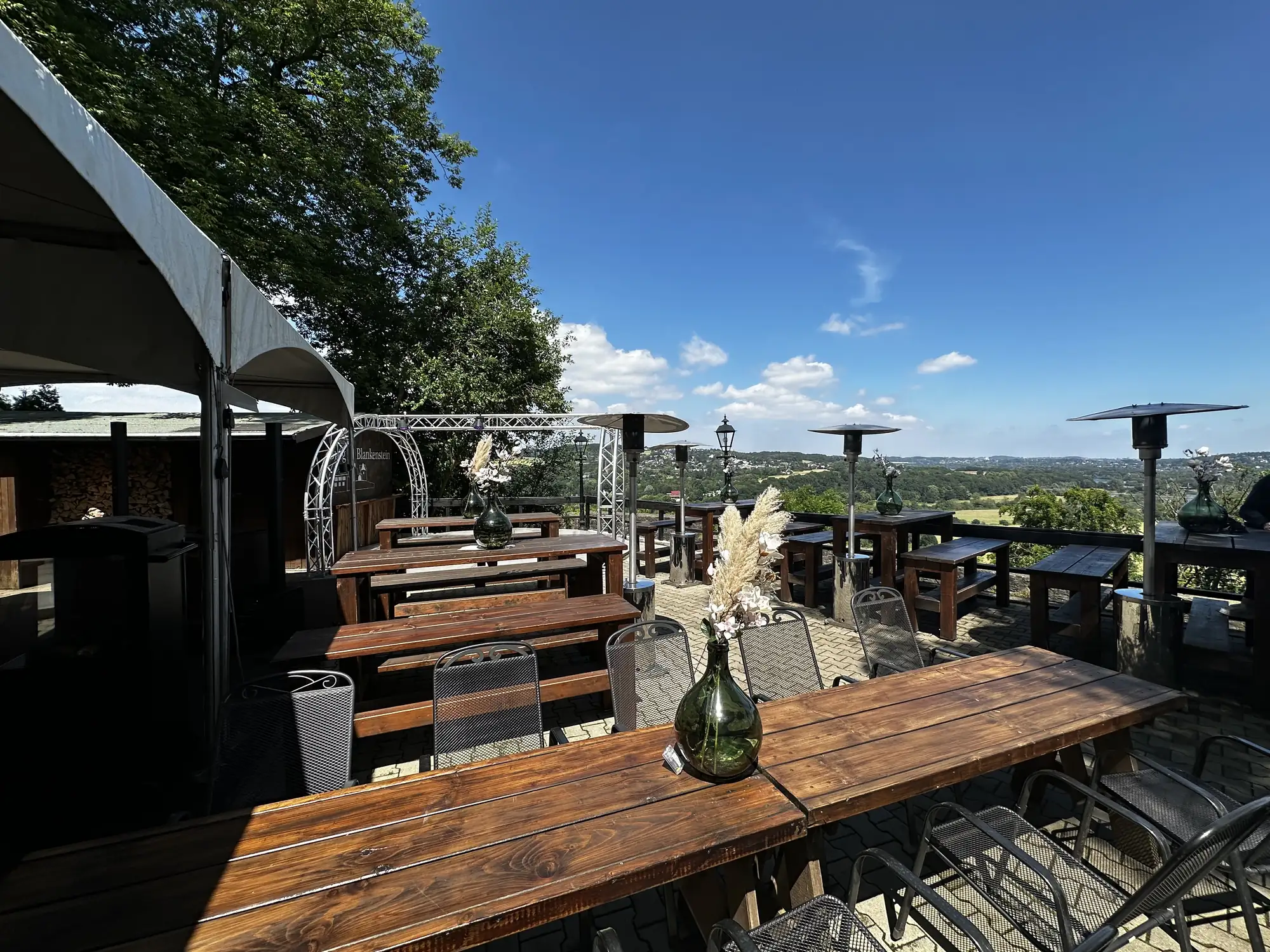 Gedeckte Tische auf der Burgterrasse mit Blick über das Ruhrtal